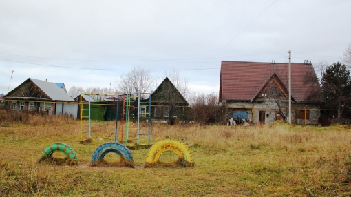 Останки детской площадки на ул. Мебельщиков
